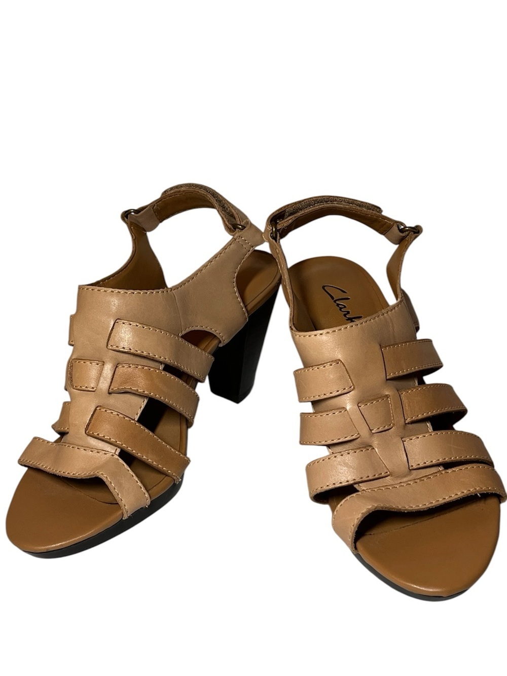 New Clarks Leather Tan Strappy Heel Sandals
Size 6
3” heel